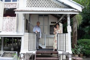 Mahathir Mohamad Instagram - Di sinilah rumah kelahiran saya, tempat dibesar, diasuh oleh emak dan bapak hinggalah berkahwin dengan Hasmah.

Suasananya berbeza apabila kembali ke sini bila ramai sudah tiada. Yang ada cuma kenangan.

Rumah ini amat kecil berbanding dengan besarnya di waktu saya kecil. 

Mahathir bin Mohamad
Lorong Kilang Ais
27 November 2021