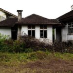 Mahathir Mohamad Instagram - Pada tahun 1956 saya ditugas sebagai Medical Officer, Langkawi. Ini kuarters yang saya tinggal selama 6 bulan di Jalan Ayer Hangat, Kuah. Di seberang jalan terletak hospital lama. Rekabentuk rumah ini masih kekal. Di jendela yang sama saya lihat perubahan Langkawi.