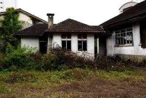 Mahathir Mohamad Instagram - Pada tahun 1956 saya ditugas sebagai Medical Officer, Langkawi. 

Ini kuarters yang saya tinggal selama 6 bulan di Jalan Ayer Hangat, Kuah. 

Di seberang jalan terletak hospital lama. 

Rekabentuk rumah ini masih kekal. 

Di jendela yang sama saya lihat perubahan Langkawi.