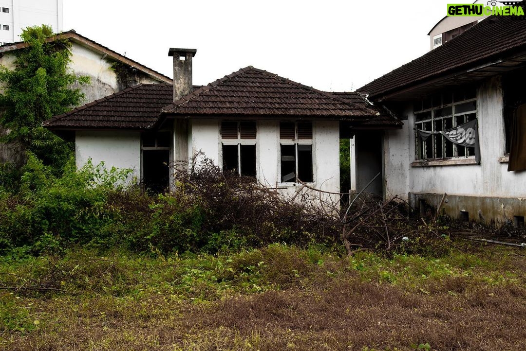 Mahathir Mohamad - 85.9K Likes - Pada tahun 1956 saya ditugas sebagai Medical Officer, Langkawi.
Ini kuarters yang saya tinggal selama 6 bulan di Jalan Ayer Hangat, Kuah.
Di seberang jalan terletak hospital lama.
Rekabentuk rumah ini masih kekal.
Di jendela yang sama saya lihat perubahan Langkawi.