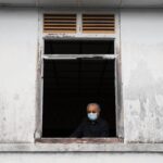 Mahathir Mohamad Instagram - Pada tahun 1956 saya ditugas sebagai Medical Officer, Langkawi. Ini kuarters yang saya tinggal selama 6 bulan di Jalan Ayer Hangat, Kuah. Di seberang jalan terletak hospital lama. Rekabentuk rumah ini masih kekal. Di jendela yang sama saya lihat perubahan Langkawi.