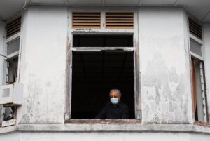 Mahathir Mohamad Instagram - Pada tahun 1956 saya ditugas sebagai Medical Officer, Langkawi. 

Ini kuarters yang saya tinggal selama 6 bulan di Jalan Ayer Hangat, Kuah. 

Di seberang jalan terletak hospital lama. 

Rekabentuk rumah ini masih kekal. 

Di jendela yang sama saya lihat perubahan Langkawi.
