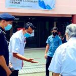 Mahathir Mohamad Instagram - Hari ini saya ke Pusat Pemberian Vaksin Covid19 Daerah Langkawi untuk lihat perjalanan proses vaksinasi bagi Fasa 1. Saya memilih untuk disuntik bersama kumpulan kedua ‘frontliners’ di sini. Kumpulan pertama frontliners di Langkawi sudah divaksin lebih awal. Selain itu sebagai warga emas saya ingin mengajak bukan sahaja yang berumur seperti saya tetapi juga rakyat yang lebih muda untuk turut bersama divaksin apabila tiba giliran nanti. Usaha ini perlu kita sokong. Kita sebolehnya mahu lebih ramai diberi vaksin untuk membantu usaha mengekang pandemik Covid19. Alhamdulillah selepas suntikan saya tidak berasa apa-apa yang luarbiasa. Saya ingin rakamkan ucapan berbanyak terima kasih kepada pihak Klinik Kesihatan Kuah, Hospital Langkawi dan para barisan hadapan yang bertungkus lumus dalam memastikan program vaksinasi berjalan lancar. Kompleks Sukan Langkawi