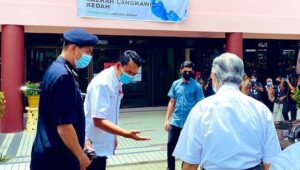 Mahathir Mohamad Instagram - Hari ini saya ke Pusat Pemberian Vaksin Covid19 Daerah Langkawi untuk lihat perjalanan proses vaksinasi bagi Fasa 1. 

Saya memilih untuk disuntik bersama kumpulan kedua ‘frontliners’ di sini. Kumpulan pertama frontliners di Langkawi sudah divaksin lebih awal. 

Selain itu sebagai warga emas saya ingin mengajak bukan sahaja yang berumur seperti saya tetapi juga rakyat yang lebih muda untuk turut bersama divaksin apabila tiba giliran nanti. Usaha ini perlu kita sokong. Kita sebolehnya mahu lebih ramai diberi vaksin untuk membantu usaha mengekang pandemik Covid19. Alhamdulillah selepas suntikan saya tidak berasa apa-apa yang luarbiasa.

Saya ingin rakamkan ucapan berbanyak terima kasih kepada pihak Klinik Kesihatan Kuah, Hospital Langkawi dan para barisan hadapan yang bertungkus lumus dalam memastikan program vaksinasi berjalan lancar.