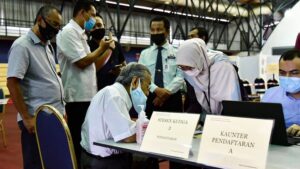 Mahathir Mohamad Instagram - Hari ini saya ke Pusat Pemberian Vaksin Covid19 Daerah Langkawi untuk lihat perjalanan proses vaksinasi bagi Fasa 1. 

Saya memilih untuk disuntik bersama kumpulan kedua ‘frontliners’ di sini. Kumpulan pertama frontliners di Langkawi sudah divaksin lebih awal. 

Selain itu sebagai warga emas saya ingin mengajak bukan sahaja yang berumur seperti saya tetapi juga rakyat yang lebih muda untuk turut bersama divaksin apabila tiba giliran nanti. Usaha ini perlu kita sokong. Kita sebolehnya mahu lebih ramai diberi vaksin untuk membantu usaha mengekang pandemik Covid19. Alhamdulillah selepas suntikan saya tidak berasa apa-apa yang luarbiasa.

Saya ingin rakamkan ucapan berbanyak terima kasih kepada pihak Klinik Kesihatan Kuah, Hospital Langkawi dan para barisan hadapan yang bertungkus lumus dalam memastikan program vaksinasi berjalan lancar.