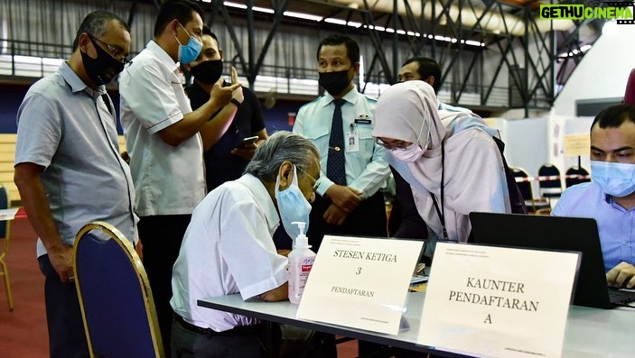 Mahathir Mohamad - 57.1K Likes - Hari ini saya ke Pusat Pemberian Vaksin Covid19 Daerah Langkawi untuk lihat perjalanan proses vaksinasi bagi Fasa 1.
Saya memilih untuk disuntik bersama kumpulan kedua ‘frontliners’ di sini. Kumpulan pertama frontliners di Langkawi sudah divaksin lebih awal.
Selain itu sebagai warga emas saya ingin mengajak bukan sahaja yang berumur seperti saya tetapi juga rakyat yang lebih muda untuk turut bersama divaksin apabila tiba giliran nanti. Usaha ini perlu kita sokong. Kita sebolehnya mahu lebih ramai diberi vaksin untuk membantu usaha mengekang pandemik Covid19. Alhamdulillah selepas suntikan saya tidak berasa apa-apa yang luarbiasa.
Saya ingin rakamkan ucapan berbanyak terima kasih kepada pihak Klinik Kesihatan Kuah, Hospital Langkawi dan para barisan hadapan yang bertungkus lumus dalam memastikan program vaksinasi berjalan lancar.