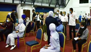 Mahathir Mohamad Instagram - Hari ini saya ke Pusat Pemberian Vaksin Covid19 Daerah Langkawi untuk lihat perjalanan proses vaksinasi bagi Fasa 1. 

Saya memilih untuk disuntik bersama kumpulan kedua ‘frontliners’ di sini. Kumpulan pertama frontliners di Langkawi sudah divaksin lebih awal. 

Selain itu sebagai warga emas saya ingin mengajak bukan sahaja yang berumur seperti saya tetapi juga rakyat yang lebih muda untuk turut bersama divaksin apabila tiba giliran nanti. Usaha ini perlu kita sokong. Kita sebolehnya mahu lebih ramai diberi vaksin untuk membantu usaha mengekang pandemik Covid19. Alhamdulillah selepas suntikan saya tidak berasa apa-apa yang luarbiasa.

Saya ingin rakamkan ucapan berbanyak terima kasih kepada pihak Klinik Kesihatan Kuah, Hospital Langkawi dan para barisan hadapan yang bertungkus lumus dalam memastikan program vaksinasi berjalan lancar.