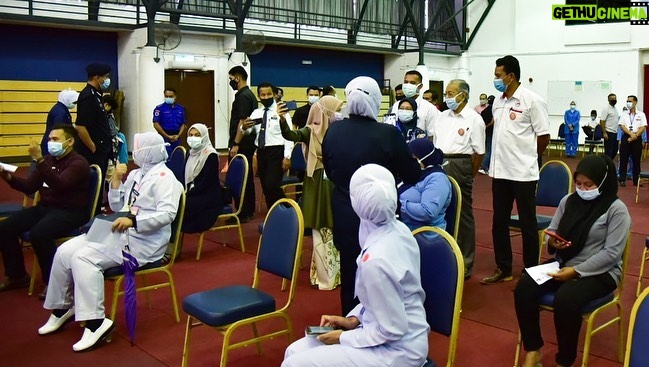 Mahathir Mohamad - 57.1K Likes - Hari ini saya ke Pusat Pemberian Vaksin Covid19 Daerah Langkawi untuk lihat perjalanan proses vaksinasi bagi Fasa 1.
Saya memilih untuk disuntik bersama kumpulan kedua ‘frontliners’ di sini. Kumpulan pertama frontliners di Langkawi sudah divaksin lebih awal.
Selain itu sebagai warga emas saya ingin mengajak bukan sahaja yang berumur seperti saya tetapi juga rakyat yang lebih muda untuk turut bersama divaksin apabila tiba giliran nanti. Usaha ini perlu kita sokong. Kita sebolehnya mahu lebih ramai diberi vaksin untuk membantu usaha mengekang pandemik Covid19. Alhamdulillah selepas suntikan saya tidak berasa apa-apa yang luarbiasa.
Saya ingin rakamkan ucapan berbanyak terima kasih kepada pihak Klinik Kesihatan Kuah, Hospital Langkawi dan para barisan hadapan yang bertungkus lumus dalam memastikan program vaksinasi berjalan lancar.