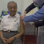 Mahathir Mohamad Instagram - Hari ini saya ke Pusat Pemberian Vaksin Covid19 Daerah Langkawi untuk lihat perjalanan proses vaksinasi bagi Fasa 1. Saya memilih untuk disuntik bersama kumpulan kedua ‘frontliners’ di sini. Kumpulan pertama frontliners di Langkawi sudah divaksin lebih awal. Selain itu sebagai warga emas saya ingin mengajak bukan sahaja yang berumur seperti saya tetapi juga rakyat yang lebih muda untuk turut bersama divaksin apabila tiba giliran nanti. Usaha ini perlu kita sokong. Kita sebolehnya mahu lebih ramai diberi vaksin untuk membantu usaha mengekang pandemik Covid19. Alhamdulillah selepas suntikan saya tidak berasa apa-apa yang luarbiasa. Saya ingin rakamkan ucapan berbanyak terima kasih kepada pihak Klinik Kesihatan Kuah, Hospital Langkawi dan para barisan hadapan yang bertungkus lumus dalam memastikan program vaksinasi berjalan lancar. Kompleks Sukan Langkawi