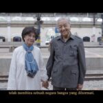 Mahathir Mohamad Instagram - Selamat Hari Merdeka ke 65 Tahun 🇲🇾 [Kredit Lagu: Tanah Pusaka - Aubrey Suwito feat. Sean Ghazi with the MPO] Malaysia
