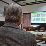 Mahathir Mohamad Instagram - Jepun memang terkenal dengan penyelidikan serta aplikasi teknologi yang tinggi di dalam pelbagai bidang, khususnya industri. Tetapi, Jepun juga amat maju dalam aplikasi teknologi dalam bidang pertanian bagi mengoptimumkan penggunaan tanah yang terhad dan bernilai tinggi. Di Fukuoka Prefectural Agricultural Research Center, sebuah pusat penyelidikan pertanian, pelbagai hasil tanaman termasuk strawberi Amaou, atau lebih dikenali sebagai 'Raja Strawberi' kerana ia lebih besar dan lebih merah warnanya berjaya diusahakan secara komersil. Ketika lawatan ke sini saya diberi penerangan berkenaan penyelidikan untuk bagaimana menjalankan tanaman padi dengan menggunakan air panas 40° tanpa menjejaskan kualiti padi tersebut. Ini amat menarik kerana mereka menjalankan kajian ini bagi membuat persediaan menghadapi keadaan pemanasan global (Global warming). Malaysia boleh belajar bagaimana untuk menyesuaikan penyelidikan yang dijalankan mereka dengan negara kita dalam menghadapi pemanasan global tanpa menjejaskan sekuriti makanan. 福岡県農林業総合試験場　資源活用研究センター