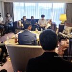 Mahathir Mohamad Instagram - Seperti biasa, apabila saya berada di luar negara, saya akan luangkan masa bersama pelajar-pelajar Malaysia. Kali ini di Fukuoka, saya dapat bertemu dengan rakyat Malaysia dari pelbagai latar belakang dan mengadakan sesi dialog dengan mereka. Dalam pertemuan ini, selain sesi soal jawab, kami juga bertukar pendapat dan berdiskusi mengenai pelbagai perkara. Walaupun berada jauh dari tanah air, kita jangan lupa kita ada tanggungjawab kepada negara. Selepas menimba ilmu dan mengambil pengalaman di negara orang, boleh berbakti kepada negara. Fukuoka-shi, Fukuoka, Japan