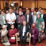 Mahathir Mohamad Instagram - Naratif Melayu sering disalah guna sebagai semangat ‘Melayu Islam’ tetapi akhirnya, pihak-pihak tertentu mengambil kesempatan untuk kepentingan diri sendiri. Apabila bercakap soal Melayu, ia bukanlah untuk mengambil hak orang lain. Pendapat saya kerap kali tidak disukai oleh ramai pihak. Apabila saya mengkritik orang Melayu, tidak bermakna saya merendahkan bangsa kita tetapi saya mahu orang Melayu berubah kepada yang lebih baik. Yang paling penting ialah kita sedar kesilapan kita dan membetulkannya bukan hanya menyalahkan orang lain. Kita kena tahu di mana kita salah dan kita betulkan. Adalah lebih mudah membetulkan diri sendiri daripada perbetul orang lain. Orang Melayu sebenarnya tidak ada yang kurang sama ada dari segi kebolehan dan kebijaksanaan. Soalnya sama ada kita nak buat atau tidak. Bak kata pepatah, “Kita boleh bawa kuda kepada air, tetapi sama ada kuda itu minum air atau tidak bergantung kepada kuda tersebut”. Ini bermakna, kalau kita bagi peluang, tapi tak ambil peluang itu dengan sebaiknya, kita yang akan rugi. Saya berterima kasih kepada Gagasan Bangsa, penganjur Persidangan Meja Bulat: Penjenamaan Semula Naratif Politik Melayu, kerana menjemput saya ke program ini. Harapan saya ialah cendekiawan, ahli akademik, ahli pertubuhan Melayu dan persendirian akan berusaha mendapat satu solusi bagi kelangsungan bangsa Melayu.