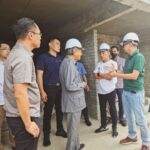 Mahathir Mohamad Instagram - #PulangKeLangkawi kali ini di mulakan dengan melawat tapak rumah sarang burung walit. Beberapa wakil pengusaha produk sarang burung dari Jepun turut serta. Mereka mengguna ekstrak sarang burung bagi pelbagai produk kosmetik serta "supplement" untuk kesihatan. Mereka akui sarang burung yang terhasil di Malaysia berkualiti tinggi. Insya'allah Langkawi juga boleh jadi pengeluar sarang burung serta produk hasil dari dari sarang burung ini. Kemudiannya bersama penduduk Langkawi dalam Majlis Kenduri Rakyat di Kampung Teluk, Ulu Melaka. Sedap sungguh gulai daging kawah yang disediakan secara gotong-royong oleh penduduk kampung di sini. Di majlis yang sama juga, saya dengar aduan dari penduduk Langkawi berkenaan penanaman padi pulut yang sudah dimulakan sejak tahun 2019. Di sebelah petang pula saya bersama dengan ahli-ahli Persatuan Pelancongan dan Rekreasi Tanjung Rhu. Mereka ini pengusaha-pengusaha bot pelancong. Mereka menyampaikan masalah mengenai jeti yang dibina sejak bertahun lama sebenarnya atas tanah milik pihak lain. Ini menyebabkan ia tidak boleh dibangun dan ditambah baik. Pada sebelah malam saya bersama penghantar-penghantar makanan dari Food Panda dan Grab. Anak-anak muda ini berkonvoi dari Sungai Petani ke Alor Setar kemudian ke Kangar dan terus ke Langkawi. Pesanan saya kepada penghantar-penghantar makanan ini supaya berhati-hati di jalan raya dan teruskan usaha untuk berjaya dalam apa jua bidang.
