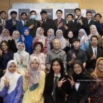 Mahathir Mohamad Instagram - Dari kecil, anak-anak perlu diberi semangat untuk menimba ilmu pengetahuan untuk masa depan mereka. Jika mereka tekun, mereka akan mendapat manfaat darinya. Sistem pendidikan juga hendaklah bersedia dengan perkembangan terkini yang sesuai bagi memenuhi pasaran pekerjaan pada masa depan. Pelajar juga ada nilai yang baik. Jika nilai tidak betul, ilmu boleh disalahguna bagi tujuan yang salah. Selain itu, guru dan ibu bapa juga harus beri perhatian kepada mereka yang kurang berkebolehan kerana mereka bukan tidak boleh buat tetapi perlu diberi perhatian lebih sedikit supaya mereka ini juga boleh berjaya. Pagi tadi di Majlis Perasmian Kejayaan Pelajar Cemerlang SPM 2021 anjuran PTTI saya berpeluang menyampaikan anugerah kepada pelajar-pelajar Cemerlang SPM 2021. Ukuran cemerlang ini bukan sahaja mereka yang mendapat banyak 'A' tetapi mereka yang menunjukkan peningkatan ketara dalam SPM 2021 berbanding keputusan peperiksaan sebelum ini. Tahniah kepada pelajar-pelajar yang berjaya. Teruskan kecemerlangan dan bersedialah untuk menyumbang kepada negara yang tercinta ini.