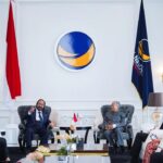 Mahathir Mohamad Instagram - Pemimpin yang telah mendapat kepercayaan rakyat harus bersikap amanah dan menumpu perhatian kepada usaha-usaha membangun Negara. Pemimpin perlu terus mencari ilmu dan menambah pengetahuan dan memberi perhatian kepada perkembangan yang berlaku di luar Negara. Kerana itu, pemimpin yang mahu menerajui kepimpinan nasional perlu kepada seseorang yang mempunyai jati diri yang tinggi dan berpegang kepada nilai-nilai murni. Saya mengenali Bapak Haji Surya Paloh hampir 4 dekad lamanya. Tidak dinafikan banyak perubahan pada dirinya malah harini Bapak Surya Paloh sedang memimpin partai politik di Indonesia. Saya amat terharu dengan sambutan meriah yang diberikan oleh Partai Nasdem terutama Bapak Surya Paloh, Ketua Umum partai Nasdem. Saya doakan partai Nasdem ini terus maju jaya dan sukses. DPP.Partai NasDem