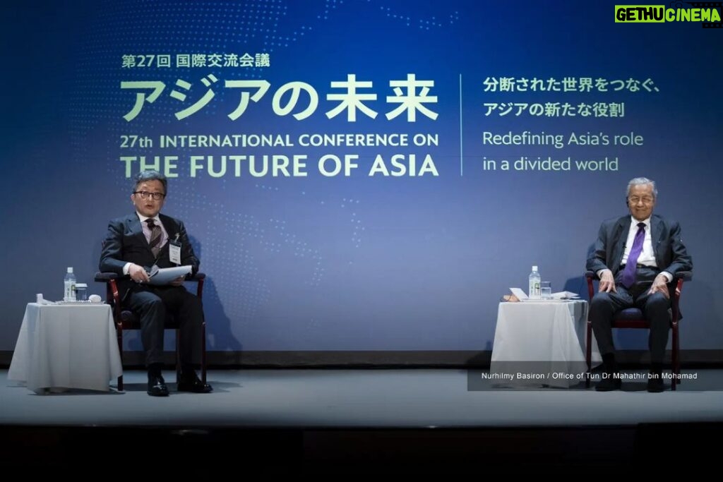 Mahathir Mohamad Instagram - I have been participating in the Nikkei Conference since its initial forum in 1995. Last year, the Nikkei Conference was held online. Today, two years after the COVID-19 pandemic restrictions, it has been a pleasure to have participated in a physical dialogue session in Tokyo, again. I would like to thank the organisers of the Conference and the moderator of the session, Ryosuke Harada. I look forward to another Nikkei conference next year.