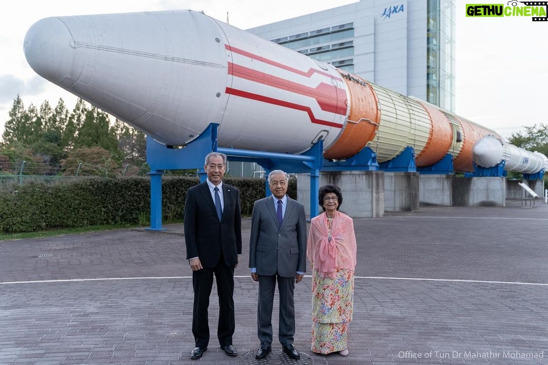 Mahathir Mohamad - 38.1K Likes - I was invited to visit the Japan Aerospace Exploration Agency (JAXA) in Tsukuba, about 50km from Tokyo, recently.
The Japanese have been studying and experimenting space exploration for quite some time. Starting with small rockets, they have now progressed and are participating in the manning of the International Space Station (ISS) together with Russians and Americans.
They carried out experiments and send rockets into space on behalf of other countries. The UAE, for example, decided to explore space and commissioned JAXA to launch their rocket.
The visit and exhibition was very interesting. It showcased space satellites that had been launched. Because it was full size, including the capsule where the astronauts live, you are able to physically imagine these astronauts’ living condition.
The space station is quite big about 8 feet in diameter so they can walk about inside the space ship without suits because the climate inside is the same with that of earth.
But if they need to go out to do some maintenance work or something outside, they need to wear the space suit.
The space suit of course has got provisions for supplying oxygen for them to breathe.
I asked the President of JAXA, Dr Hiroshi Yamakawa and his team several questions. One of which is about the debris in outer space. Today there are about 50,000 debris in space which is actually orbiting the earth. I wanted to know whether it has any effect on our climate or not. There is no claim that it is affecting the climate.
Beyond that, I wanted to know how they can send a rocket into space and actually docks at the Space Station. Because the Space Station cannot be seen with the naked eye. Even with the telescope, it is difficult to see, but the space capsule carrying the astronauts can actually dock the ISS.