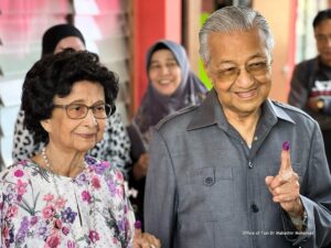 Mahathir Mohamad Instagram - Hasmah dan saya selesai membuang undi jam 9:22 pagi ini bagi kerusi DUN Anak Bukit. Ternampak tak berapa ramai yang keluar mengundi. Saya harap para pengundi keluar beramai-ramai kerana Pilihanraya ini penting untuk tentukan masa depan kita, halatuju Negeri dan juga Negara. 

Saya juga ingin ucap terima kasih kepada para petugas SPR yang memastikan Pilihanraya Negeri ini berjalan baik.

Selamat mengundi.