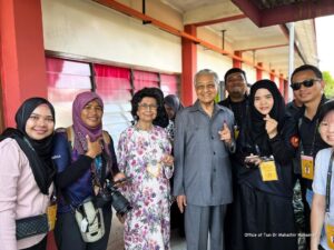 Mahathir Mohamad Instagram - Hasmah dan saya selesai membuang undi jam 9:22 pagi ini bagi kerusi DUN Anak Bukit. Ternampak tak berapa ramai yang keluar mengundi. Saya harap para pengundi keluar beramai-ramai kerana Pilihanraya ini penting untuk tentukan masa depan kita, halatuju Negeri dan juga Negara. 

Saya juga ingin ucap terima kasih kepada para petugas SPR yang memastikan Pilihanraya Negeri ini berjalan baik.

Selamat mengundi.