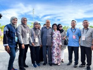 Mahathir Mohamad Instagram - Hasmah dan saya selesai membuang undi jam 9:22 pagi ini bagi kerusi DUN Anak Bukit. Ternampak tak berapa ramai yang keluar mengundi. Saya harap para pengundi keluar beramai-ramai kerana Pilihanraya ini penting untuk tentukan masa depan kita, halatuju Negeri dan juga Negara. 

Saya juga ingin ucap terima kasih kepada para petugas SPR yang memastikan Pilihanraya Negeri ini berjalan baik.

Selamat mengundi.