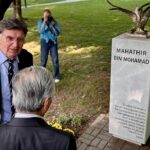Mahathir Mohamad Instagram - When the Serbs attacked Bosnia, we felt that it was an unequal fight because the Serbs were more numerous and better equipped with weapons. Whereas the Bosnians were few in numbers and they were not able to get any weapons because the European Union decided that Bosnia should not be given any weapon because it would cause more death. But we were able to send a battalion to Bosnia and they were stationed there and they helped strengthen the Bosnians and eventually the war ended and they had an agreement at Dayton which enabled Bosnia to be an independent state. So they believe that the sending of our troops there to help them is very helpful and they appreciated very much what we have done for Bosnia. They believe that it was done during the time when I was Prime Minister. As a token of their appreciation they decided to put up a monument in the form of a stone, with birds on the top and a quotation taken from my speech. They translated the quotation and wrote it in their language and inscribed it on the monument. The stone monument was erected in Kemal Monteno Park in Sarajevo. We feel that it is kind of them to remember us and our contributions towards their fight for independence. (Note: They had sculpted peace pigeons on top of the monument as a symbolic gesture that Dr Mahathir is still actively participating on the world stage) Park Kemal Monteno