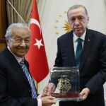 Mahathir Mohamad Instagram - Dr Mahathir was yesterday received by the President of the Republic of Turkiye, H.E Recep Tayyip Erdogan and Dr Siti Hasmah by the First Lady, Emine Erdogan at the Presidential Complex in Ankara. The meeting lasted for an hour and discussions centered what was pursued during the KL Summit in 2019 and how it had panned out since. Pursuant to the discussion, President Erdogan said he was keen to have a similar conference, the Istanbul Summit to further tap the potentials that had been identified and pursued in the KL Summit. President Erdogan then proposed that the Istanbul Summit be held in either September or October this year to which Dr Mahathir agreed to. President Erdogan said he would like Dr Mahathir as well as the KL Summit team to partner his Turkish side to collaborate in the proposed Istanbul Summit. Dr Mahathir also took the opportunity to congratulate President Erdogan on his success to retain his presidency in the recent Turkish elections. Apart from that, Dr Mahathir also expressed his condolences to the victims of the earthquake which devastated several provinces in the republic which also killed thousands of citizens of the nation. There were also a lot of discussions on the fate of the Muslim ummah and the need to help assist Muslims and their nations which are facing hardship and wars. Dr Mahathir also acknowledged, given Turkiye’s rapid development and progress in various fields, it can be the model nation for other Muslim countries. [Admin] Credit photo: Presidency of the Republic of Turkiye