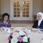 Mahathir Mohamad Instagram - Dr Mahathir was yesterday received by the President of the Republic of Turkiye, H.E Recep Tayyip Erdogan and Dr Siti Hasmah by the First Lady, Emine Erdogan at the Presidential Complex in Ankara. The meeting lasted for an hour and discussions centered what was pursued during the KL Summit in 2019 and how it had panned out since. Pursuant to the discussion, President Erdogan said he was keen to have a similar conference, the Istanbul Summit to further tap the potentials that had been identified and pursued in the KL Summit. President Erdogan then proposed that the Istanbul Summit be held in either September or October this year to which Dr Mahathir agreed to. President Erdogan said he would like Dr Mahathir as well as the KL Summit team to partner his Turkish side to collaborate in the proposed Istanbul Summit. Dr Mahathir also took the opportunity to congratulate President Erdogan on his success to retain his presidency in the recent Turkish elections. Apart from that, Dr Mahathir also expressed his condolences to the victims of the earthquake which devastated several provinces in the republic which also killed thousands of citizens of the nation. There were also a lot of discussions on the fate of the Muslim ummah and the need to help assist Muslims and their nations which are facing hardship and wars. Dr Mahathir also acknowledged, given Turkiye’s rapid development and progress in various fields, it can be the model nation for other Muslim countries. [Admin] Credit photo: Presidency of the Republic of Turkiye