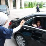 Mahathir Mohamad Instagram - Dr Mahathir was yesterday received by the President of the Republic of Turkiye, H.E Recep Tayyip Erdogan and Dr Siti Hasmah by the First Lady, Emine Erdogan at the Presidential Complex in Ankara. The meeting lasted for an hour and discussions centered what was pursued during the KL Summit in 2019 and how it had panned out since. Pursuant to the discussion, President Erdogan said he was keen to have a similar conference, the Istanbul Summit to further tap the potentials that had been identified and pursued in the KL Summit. President Erdogan then proposed that the Istanbul Summit be held in either September or October this year to which Dr Mahathir agreed to. President Erdogan said he would like Dr Mahathir as well as the KL Summit team to partner his Turkish side to collaborate in the proposed Istanbul Summit. Dr Mahathir also took the opportunity to congratulate President Erdogan on his success to retain his presidency in the recent Turkish elections. Apart from that, Dr Mahathir also expressed his condolences to the victims of the earthquake which devastated several provinces in the republic which also killed thousands of citizens of the nation. There were also a lot of discussions on the fate of the Muslim ummah and the need to help assist Muslims and their nations which are facing hardship and wars. Dr Mahathir also acknowledged, given Turkiye’s rapid development and progress in various fields, it can be the model nation for other Muslim countries. [Admin] Credit photo: Presidency of the Republic of Turkiye