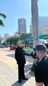 Mahathir Mohamad Instagram - Merdeka… Apakah ertinya Merdeka? Kebebasan, tidak terkurung, terlepas dari dibelenggu. Tanah Melayu sudah Merdeka. Ia perjalanan yang jauh. Lebih 500 tahun lamanya. Kekuatan Tuah dan jiwa berontak Jebat tidak padam dek zaman. Mengalir deras bersama pejuang Melayu. Dari Maharaja Lela ke Tok Janggut, Datuk Bahaman dan Mat Kilau. Begitu juga Tunku Kudin yang syahid. Dato Onn, Tunku Abdul Rahman dan Tun Razak penyambut perjuangan. Dan kita sambut merdeka sebagai tanda kita tidak lagi dijajah. Kemerdekaan yang dibayar dengan darah, keringat dan air mata. Kita bebas… Kita bebas tentukan hala tuju kita. Kita bergabung dan tubuh Malaysia. Kita bertanggungjawab kepada negara kita, kepada rakyat kita. Kita bangunkan negara dan kita berjaya. Maka aman dan damailah kita. Kita bangunkan negara dengan pesat. Kita digelar Harimau Asia. Merdeka… Bagi anak muda, merdeka itu sorak dan gembira. Mengisi merdeka itu jauh lebih sukar. Apa yang ada hari ini tidak seperti sebelumnya. Apakah kemuliaan dapat dipertahan selamanya? Akan terpinggirkah bangsa? Akan terlepas lagikah Tanah Air kita? SELAMAT MENYAMBUT HARI MERDEKA KE-66 🇲🇾 Kredit lagu: @ctdk - Hati