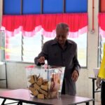 Mahathir Mohamad Instagram - Hasmah dan saya selesai membuang undi jam 9:22 pagi ini bagi kerusi DUN Anak Bukit. Ternampak tak berapa ramai yang keluar mengundi. Saya harap para pengundi keluar beramai-ramai kerana Pilihanraya ini penting untuk tentukan masa depan kita, halatuju Negeri dan juga Negara. Saya juga ingin ucap terima kasih kepada para petugas SPR yang memastikan Pilihanraya Negeri ini berjalan baik. Selamat mengundi. Kampong Titi Gajah, Kedah, Malaysia
