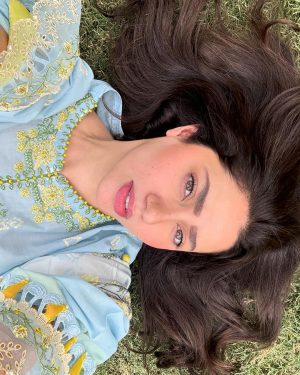 Mahira Khan Instagram - I like it when I find an angle that doesn’t really show my double chin 🍓

P.S  fallen in love with the city of Bahawalpur 👑
