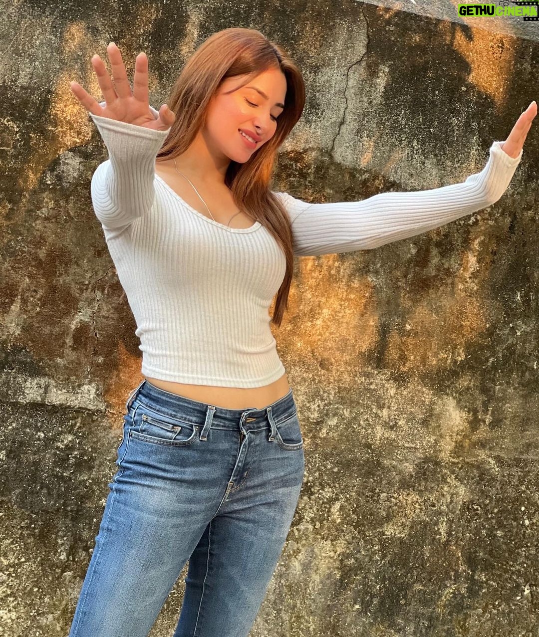 Mahira Sharma - 0.9 Million Likes - āļø