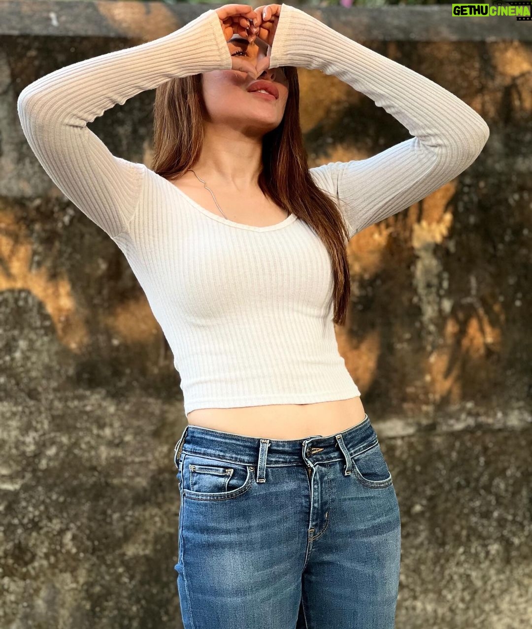 Mahira Sharma - 0.9 Million Likes - āļø