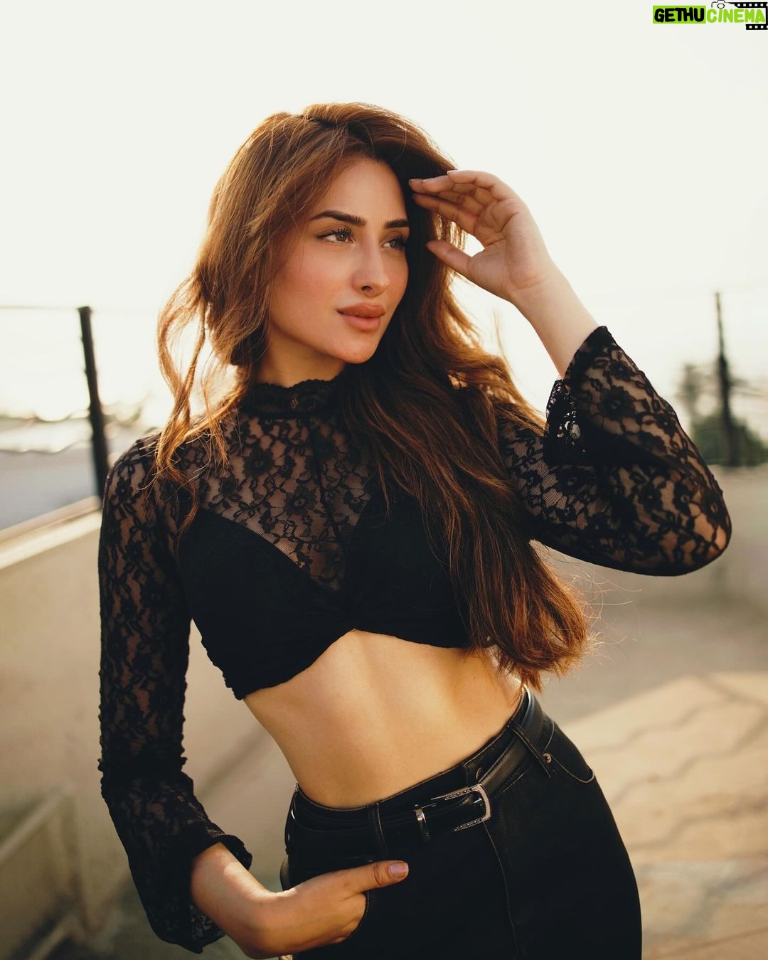 Mahira Sharma - 0.9 Million Likes - Black Again!š·ļø