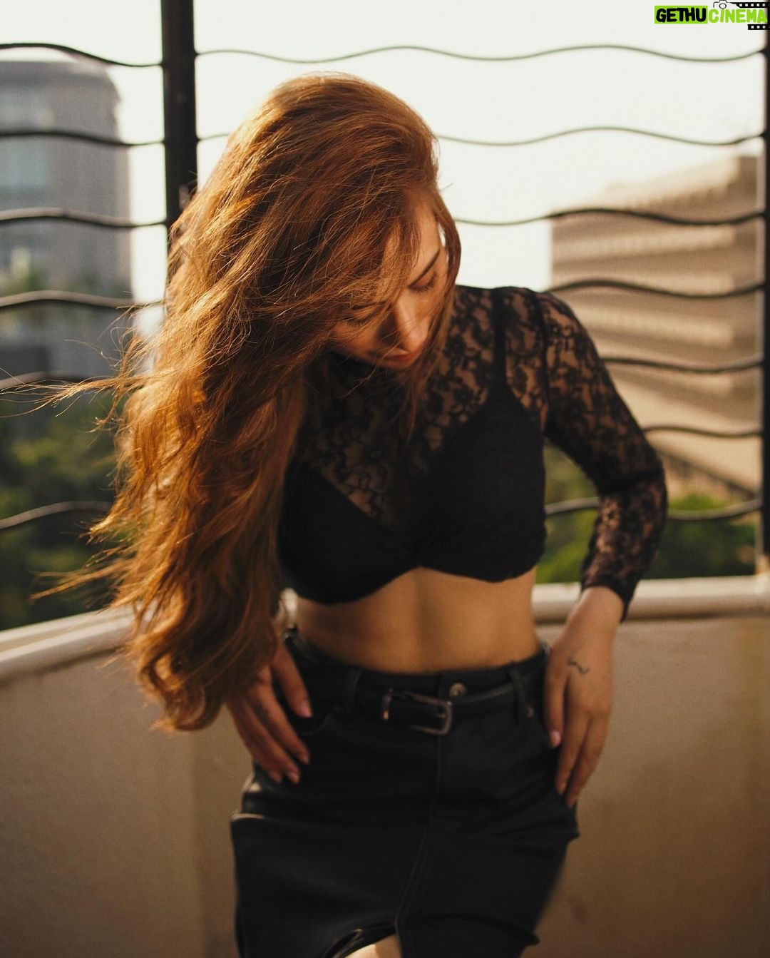 Mahira Sharma - 0.9 Million Likes - Black Again!š·ļø