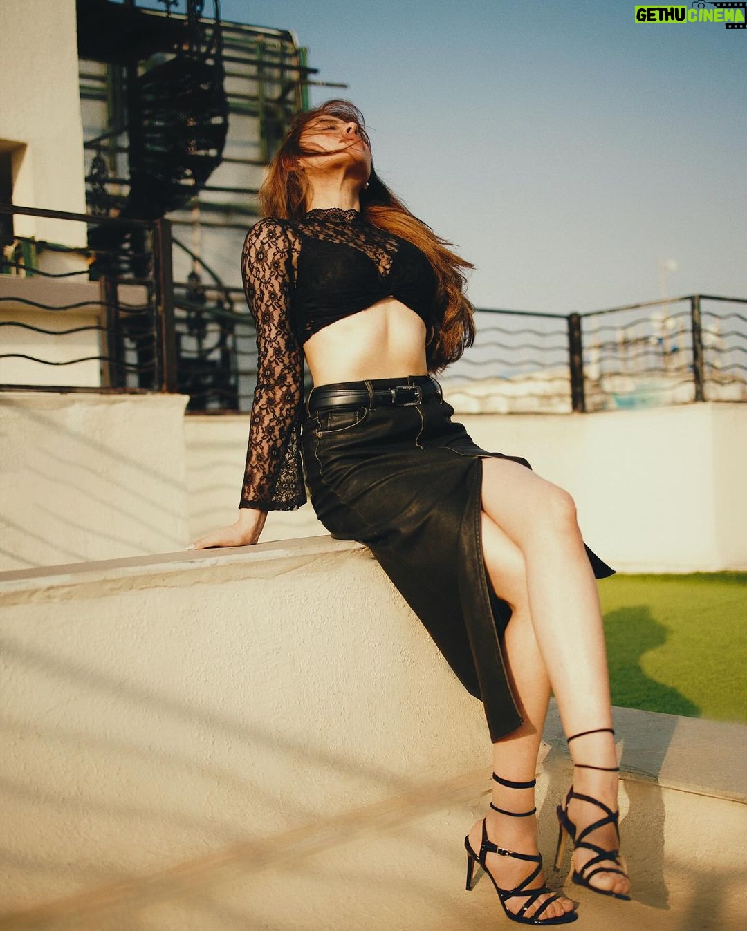 Mahira Sharma - 0.9 Million Likes - Black Again!š·ļø