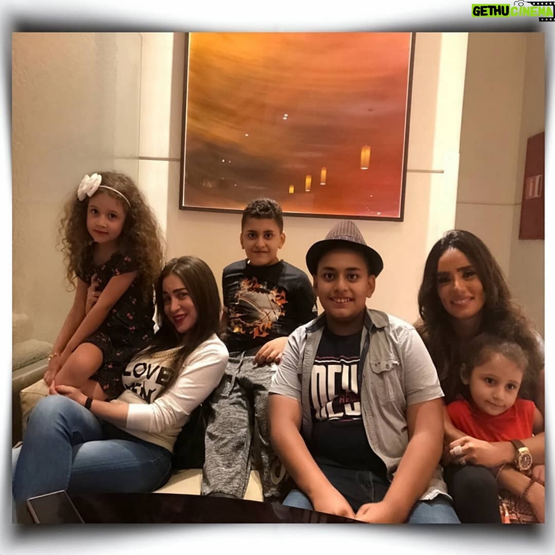 Mai Ezz ElDein Instagram - My zeeta @zeinareda29 & some #younglovelyfans👫👫 . . #👕من @nehal_fashion_boutique