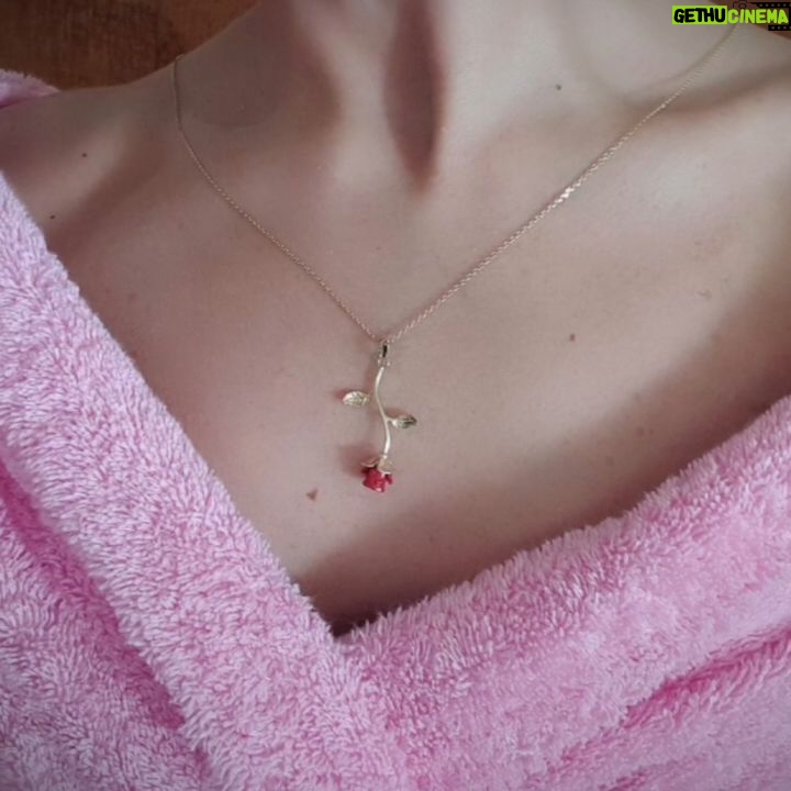 Mai Ezz ElDein Instagram - @jewellery_amir1 #Valentine #rose #princess_collection👑 #jewelry #shopping #MaiEzzEldin . . #هديه ل #عيد_الحب #مجوهراتي #برنسس_كوليكشن الآن في @jewellery_amir1
