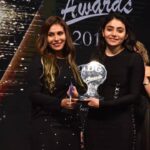 Mai Ezz ElDein Instagram - . فعلاً يا بخت الأمهات !! البنات دول لمجرد إني عرفتهم من و إحنا صغيرين و كنت أنا أكبر منهم و كبروا قدامي و كنا بنتعامل علي إنهم إخواتي و ساعات بناتي كمان !! النهارده مجرد إني بشوفهم مُنتِجات كبار و بيشتغلو و بيتكرمو و شخصياتهم قوية ببقي فخورة بيهم و حاسة إحساس غريب في جماله يبقي الأمهات بجد بيحسو بإيه؟؟!!. حبايبي إنتو 😍 ربنا يخليكو ليا أنا الأول و بعدين السبكي 😂😘❤ @rana.elsobky25 @elsobkynada #sistersforever👭 #proudmother