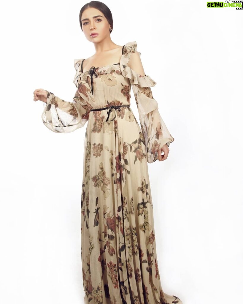 Mai Ezz ElDein Instagram - 🦋🍁🍃🍂🦋🍁🍃🍂 @zeenazaki #designs . . تصميمات @zeenazaki . . . #specialthankstothewholeteam😘❤ #photographer📸 @mahmoudabdelsalamm #my_image_consultant @youmnamoustafa #hairdresser @hassanbourji_ #makeup @zeinabhassan_ #Dubai #دبي #maiezzeldin_fashion_world👠👜👗 #عالم_أزياء_مي_عزالدين👠👜👗 #maiezzeldin #مي_عزالدين #floral #dress