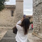 Maia Mitchell Instagram - Important to have friends who are obsessed with you and will meet you anywhere if you’re a bit lonely! ily @minke baby 💕 Provence-Alpes-Cote d'Azur, France