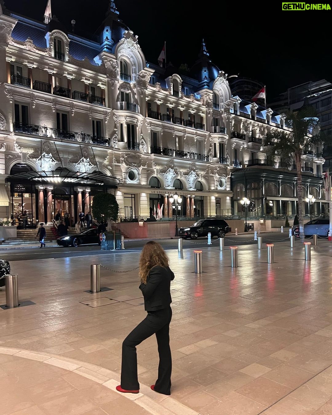 Maia Mitchell Instagram - Important to have friends who are obsessed with you and will meet you anywhere if you’re a bit lonely! ily @minke baby 💕 Provence-Alpes-Cote d'Azur, France