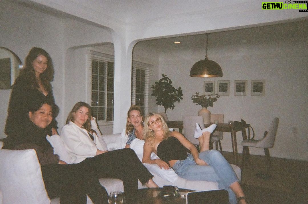 Maia Mitchell Instagram - Friends on (old) film 🤍