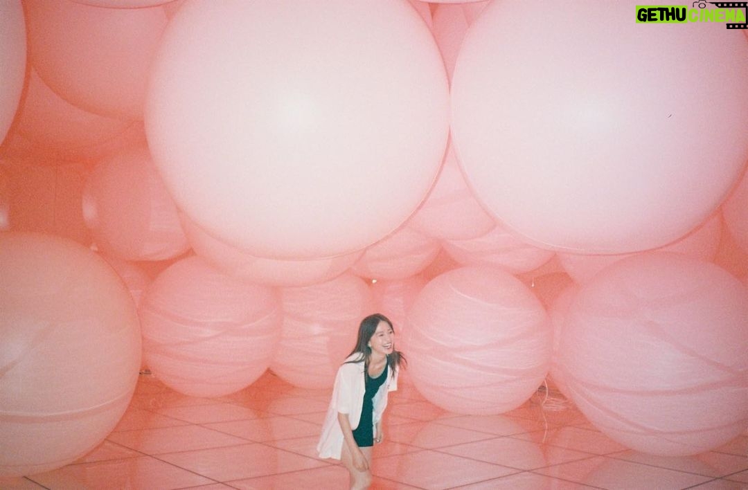 Maika Yamamoto Instagram - 「Bailar」 素敵な空間で 大切な友達と。 たくさん写真と動画があって選べない😮💨🤍 teamLab Planets TOKYO/チームラボプラネッツ @teamlab.planets @umino_hasegawa @_ayaka310 @hitomi_sueyoshi @musk_nails 📷 @i0_382 teamLab Planets TOKYO / チームラボプラネッツ