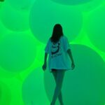 Maika Yamamoto Instagram - 「Bailar」 素敵な空間で 大切な友達と。 たくさん写真と動画があって選べない😮‍💨🤍 teamLab Planets TOKYO/チームラボプラネッツ @teamlab.planets @umino_hasegawa @_ayaka310 @hitomi_sueyoshi @musk_nails 📷 @i0_382 teamLab Planets TOKYO / チームラボプラネッツ