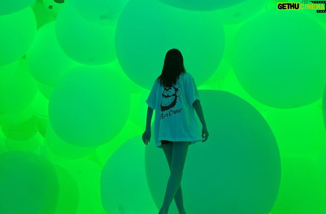 Maika Yamamoto Instagram - 「Bailar」 素敵な空間で 大切な友達と。 たくさん写真と動画があって選べない😮💨🤍 teamLab Planets TOKYO/チームラボプラネッツ @teamlab.planets @umino_hasegawa @_ayaka310 @hitomi_sueyoshi @musk_nails 📷 @i0_382 teamLab Planets TOKYO / チームラボプラネッツ