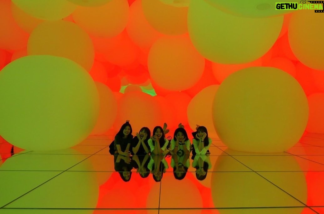 Maika Yamamoto Instagram - 「Bailar」 素敵な空間で 大切な友達と。 たくさん写真と動画があって選べない😮💨🤍 teamLab Planets TOKYO/チームラボプラネッツ @teamlab.planets @umino_hasegawa @_ayaka310 @hitomi_sueyoshi @musk_nails 📷 @i0_382 teamLab Planets TOKYO / チームラボプラネッツ