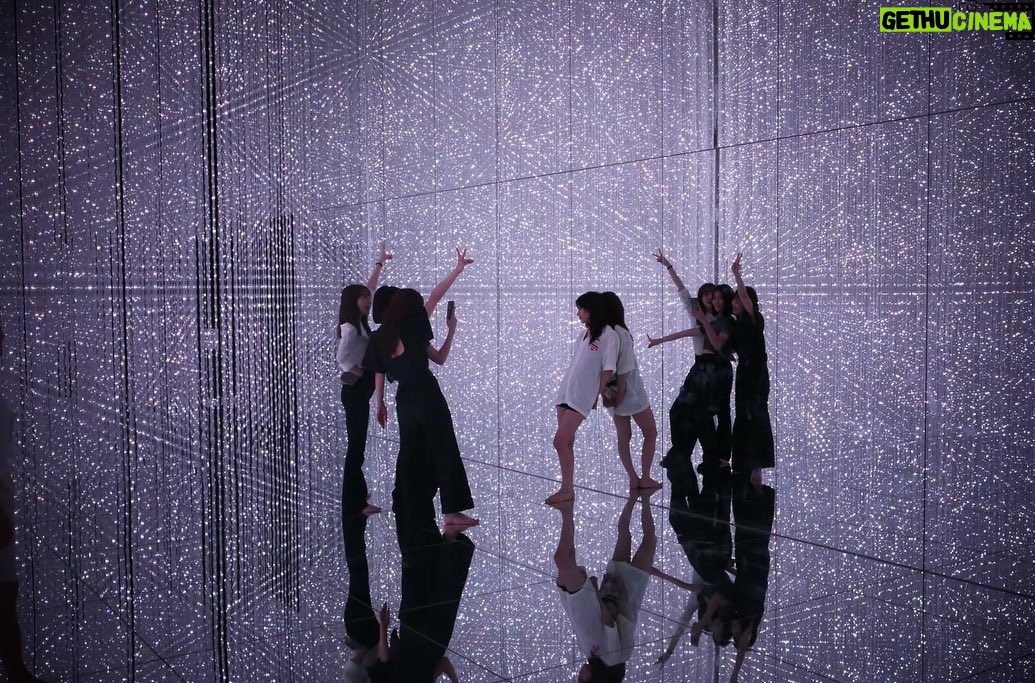 Maika Yamamoto Instagram - 「Bailar」 素敵な空間で 大切な友達と。 たくさん写真と動画があって選べない😮💨🤍 teamLab Planets TOKYO/チームラボプラネッツ @teamlab.planets @umino_hasegawa @_ayaka310 @hitomi_sueyoshi @musk_nails 📷 @i0_382 teamLab Planets TOKYO / チームラボプラネッツ