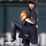 Maika Yamamoto Instagram - 始球式ありがとうございました 今まではテレビの前で当たり前のように野球を観てました。 でも、初めて始球式をさせていただいて 一瞬だったけど、 マウンドに立って何万人もの方々に見守られてる中でのあの緊張感。忘れません。 プレッシャー、半端じゃないです。 選手の皆さん本当に尊敬します。 始球式のあと30分くらい足が震えっぱなしでした。 あんなに緊張したのは初めてです。 「頑張れー！」「舞香ー！」の言葉聞こえてました。 緊張していて頭真っ白でした(笑)　 みんなに「ありがとうございます」と手を振ることに必死でした。 暖かく迎え入れてくれてありがとうございました！ 始球式の後、試合を最後まで観させていただきましたが 興奮しっぱなしでした。 サヨナラ勝ち、 立ち上がって喜びました 会場の一体感を観て、素敵だなと思いました。 感動をありがとうございました！！ 貴重な経験ができたこと心から感謝します。
